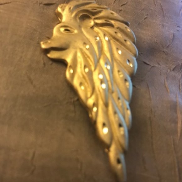 Vintage 1990's burnished & shiny lion brooch. - Picture 5 of 15